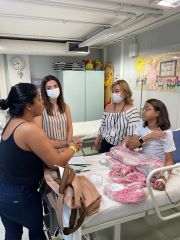No ambulatório, Marcela Trópia conheceu a paciente falciforme, Ester Gonçalves, na foto com a ma~e Elizani Gonçalves e a direotra FAbiana Chagas - Foto: Adair Gomez