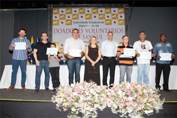 Doadores de sangue fidelizados são homenageados em solenidade estadual em Uberlândia