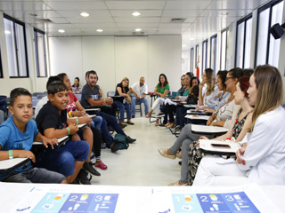 Pacientes e profissionais do HBH reunidos para treinamento sobre infusão de fator de coagulação