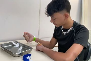 Paciente Pedro Barbosa Santos, 18 anos, em tratamento no HBH desde o teste do pezinho: 